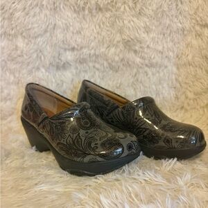 Only worn once!! Nurse Mates pillow top clogs size 5 1/2M